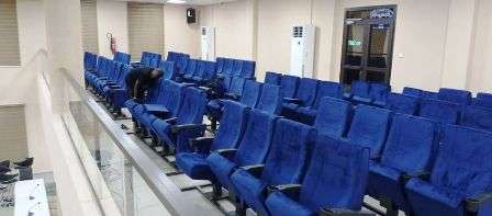 chaises et bancs de salle d'audience